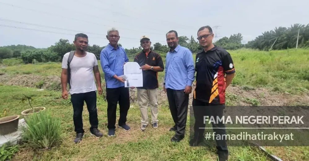 FamaNegeriPerak's tweet photo. 18 April 2024 | Khamis l Manjung

Lawatan kerja rasmi Tuan Haji Aminuddin bin Zulkipli, Pengerusi FAMA ke salah satu tapak cadangan tanaman kacang soya. Projek perintis ini adalah inisiatif FAMA dalam menerokai pembangunan dan pemasaran tanaman kacang soya. https://t.co/4PAjjE3MVv