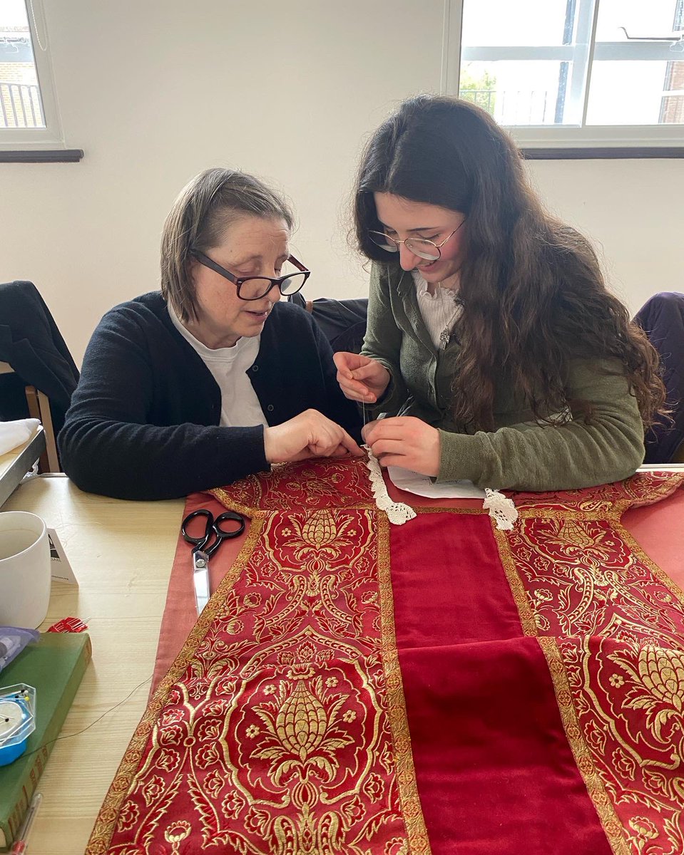 Who would like to do a certificate in hand embroidery with the Royal School of Needlework? If you are motivated by an interest in vestments, you could have half your fees paid by @guildofstclare We’ve sponsored students, usually one a year, for 6 years. lmschairman.org/2024/04/guild-…