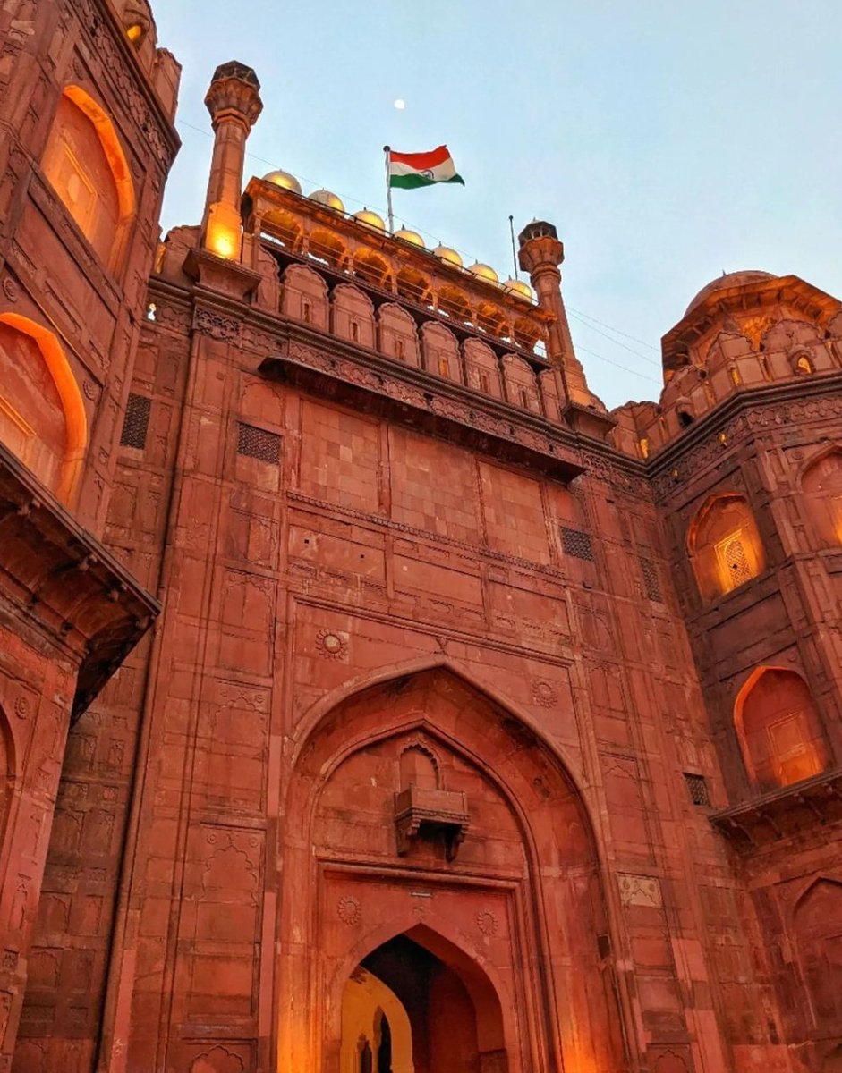 विश्व विरासत दिवस के अवसर पर हम सब मिलकर देश की समृद्ध एवं विविध ऐतिहासिक विरासतों को संजोए रखने एवं सरंक्षण करने का संकल्प लें। WorldHeritageDay Red Fort,Delhi