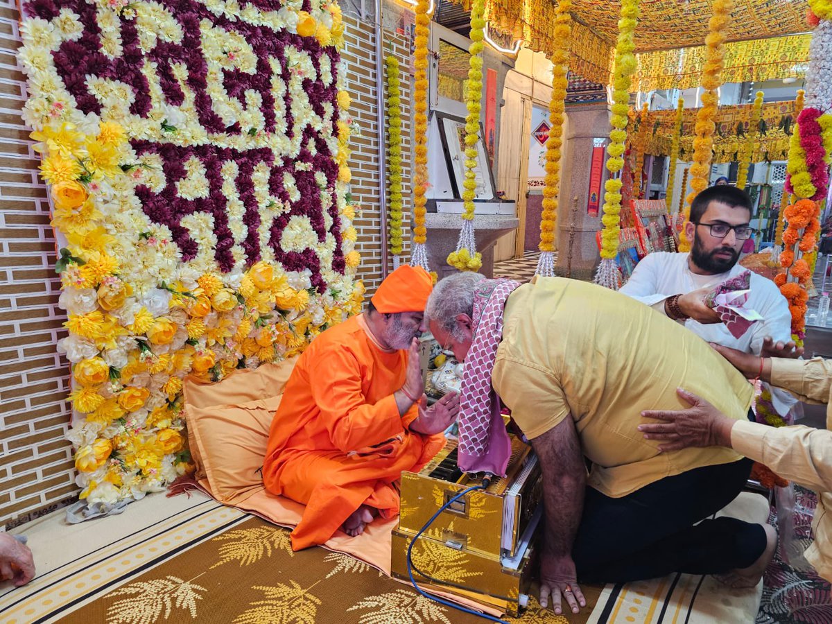 जय झूलेलाल सिंधी समाज पवित्र श्री अमरापुर स्थान पहुँच कर परमपूज्य महामंडलेश्वर स्वामी भगत प्रकाश जी के दर्शन करने का सौभाग्य प्राप्त हुआ , स्वामी जी ने विजय श्री का आशीर्वाद दिया ।।