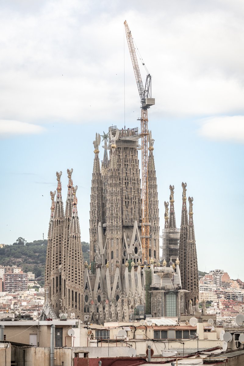 EN_ We’re still working to finish the tower of Jesus Christ and, to move forward, we’re changing the main crane. The new crane is on top of the central nave and these past days has reached its maximum height of 203 metres at the very top of the jib arm. 
Soon we’ll explain how it