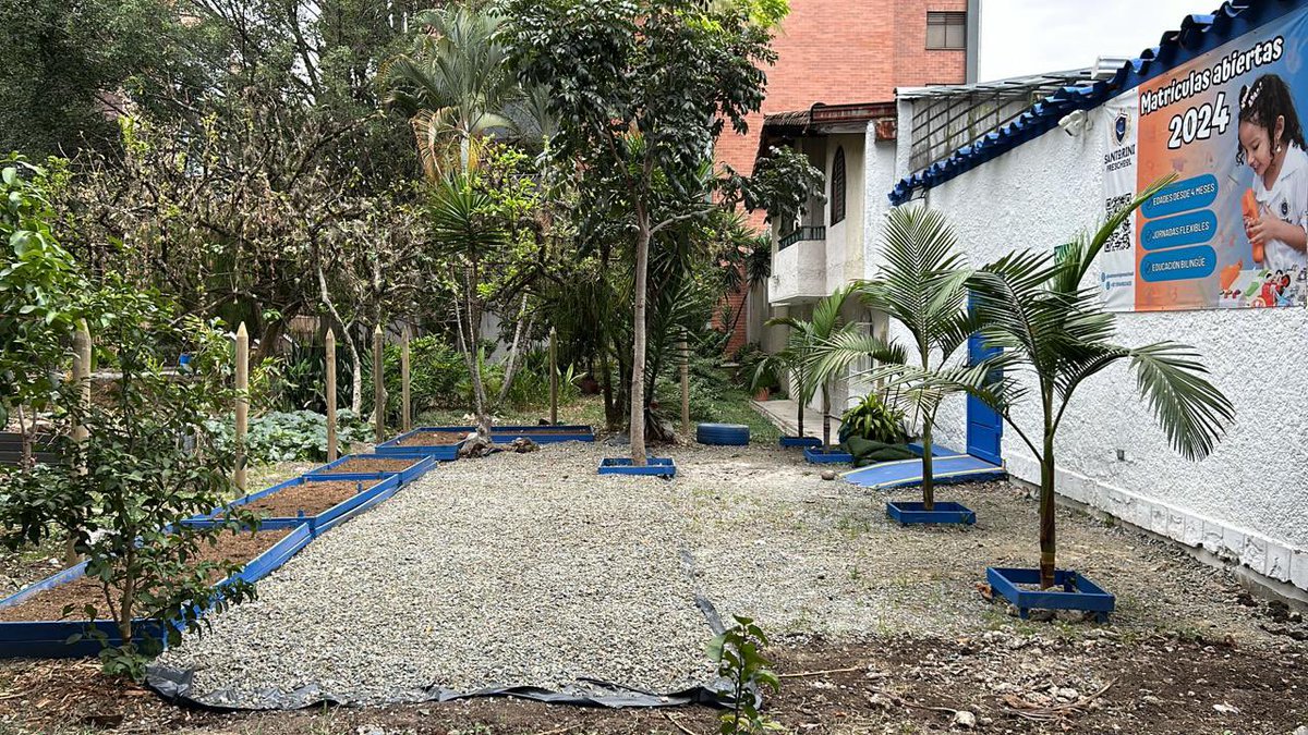 manuellondon's tweet photo. De que callada manera se roban un parque en conquistadores. @AlcaldiadeMed @amoramartinez1 el señor dice que Secretaría de medio ambiente lo autorizó. ¿Es esto verdad? https://t.co/1mB3A2Oysg