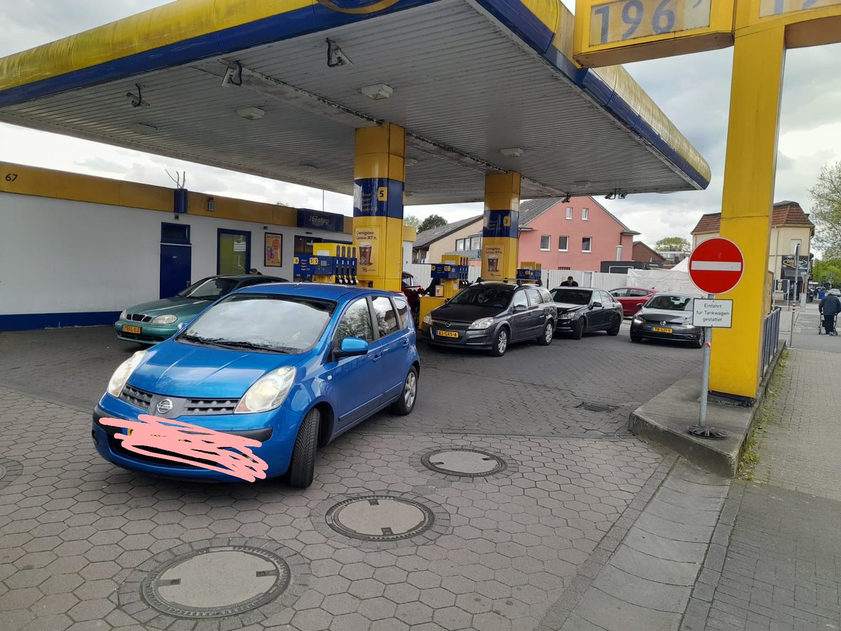 Hallo Duitsland, bedankt voor de 13 cent per liter goedkoper dan in Nederland. Continue 6 Nederlandse auto's aan de pomp.