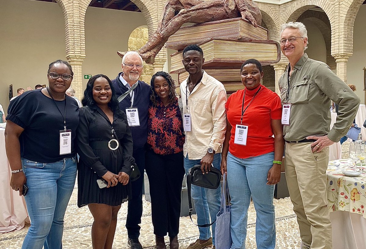 Professor Richard Sikora has always enjoyed interacting with students and young scientists throughout his career. He found a good group this morning at the European Society of Nematology meeting #ESN2024 #ESN #Auburn #Nematology