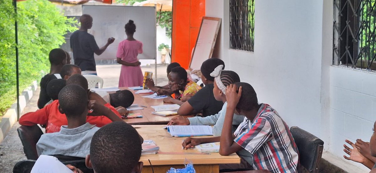 Saas_Kenya's tweet photo. SAAS HOLIDAY REVISION PROGRAM: DAY 3

The third day of our April holiday school revision program went on successfully.

Despite today's heavy downpour, our young boys &amp; girls showed resilience, wading through flooded streets to make it to class.

We meet again tomorrow for Day 4. https://t.co/GfdYVPieFP