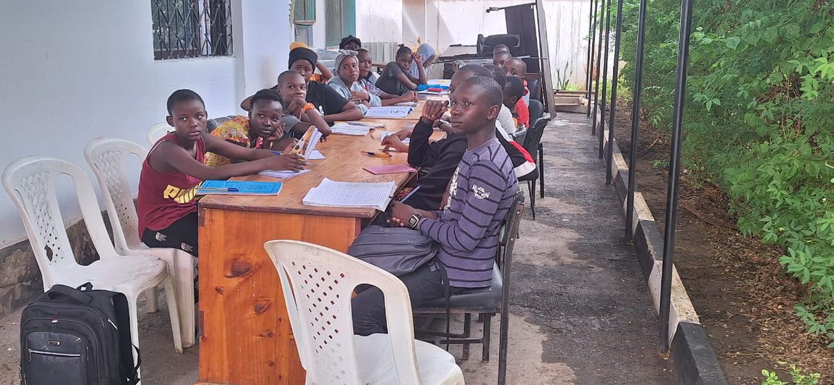 Saas_Kenya's tweet photo. SAAS HOLIDAY REVISION PROGRAM: DAY 3

The third day of our April holiday school revision program went on successfully.

Despite today's heavy downpour, our young boys &amp; girls showed resilience, wading through flooded streets to make it to class.

We meet again tomorrow for Day 4. https://t.co/GfdYVPieFP