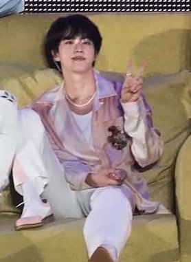 VocalKingKim's tweet photo. Just found out Jin's shoes were "little" too big for him you would have not guessed in million lives the way he performed and was the highlight of choreography for the whole ptd concert 😭😭

Taken MODEL DANCER to whooole another level https://t.co/qBsJNI5aXC