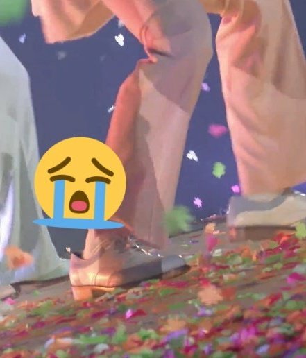 VocalKingKim's tweet photo. Just found out Jin's shoes were "little" too big for him you would have not guessed in million lives the way he performed and was the highlight of choreography for the whole ptd concert 😭😭

Taken MODEL DANCER to whooole another level https://t.co/qBsJNI5aXC