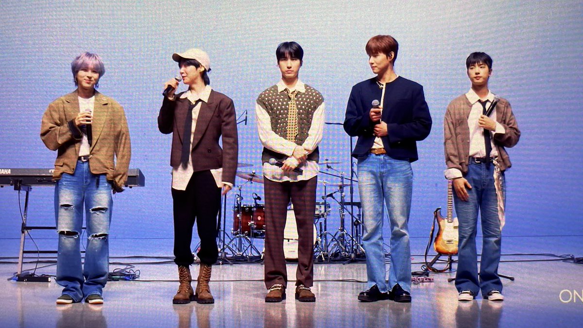 st4rxhwa's tweet photo. why am i just now realizing hyungu is a small potato or is it yonghoon that’s really tall? 😭 
#onewe #isotropy https://t.co/RkgKJBJKh2