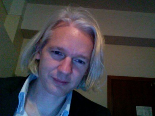 Michell45064244's tweet photo. #JulianAssange is very protective of children. In his 20's he was providing technical expertise to the Australian Police Child Exploitation Squad. He's helped successfully convict pedophiles in Australia and Iceland. #FreeAssangeNOW #StopTheExtradition https://t.co/9hBw8gg7h2