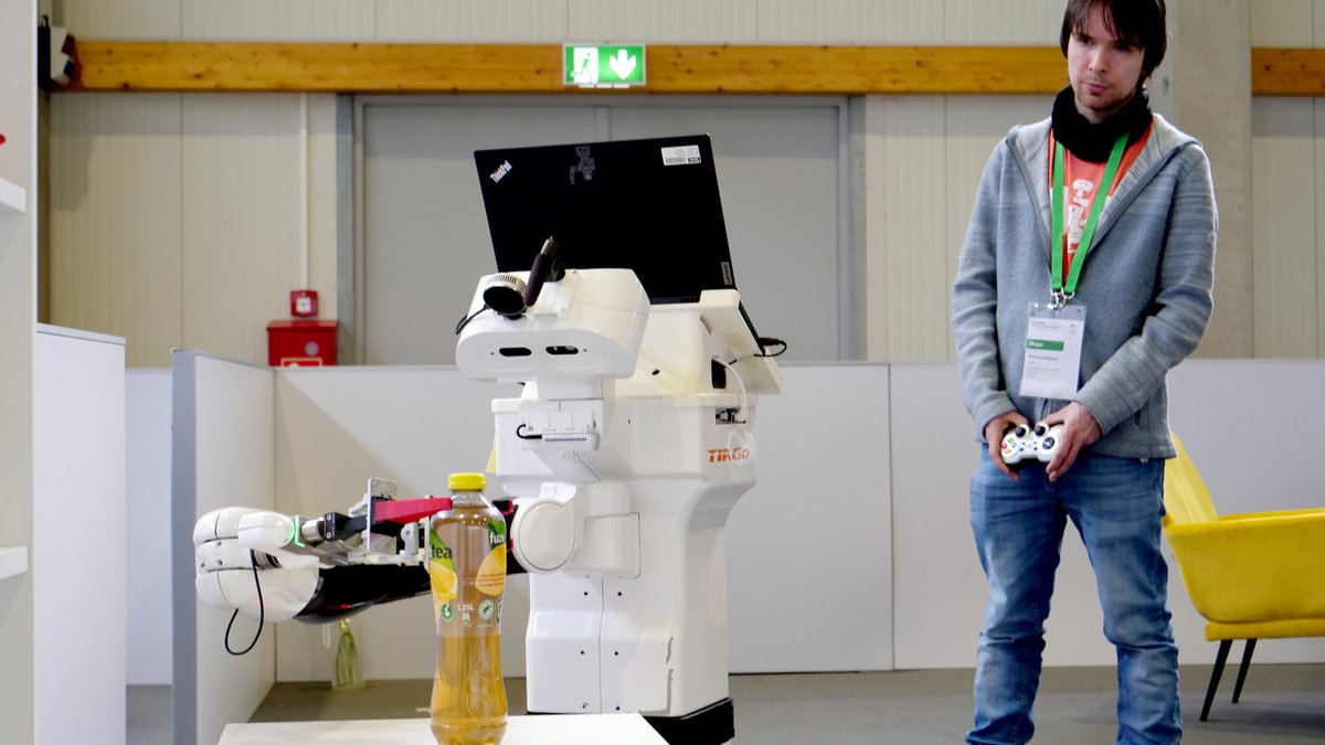 Das #RoboCup@Home-Team der <a href="/tf_unibielefeld/">Faculty of Technology Bielefeld</a> tritt bei den German Open in Kassel an. Heute muss sein Roboter einen Einkauf einräumen, Gäste empfangen &amp; Gepäck tragen. Teamchef: Leroy Rügemer. Dr.-Ing. Sven Wachsmuth <a href="/unibielefeld/">Bielefeld University</a> ist Chair der @Home-Liga. bit.ly/3UknsKP