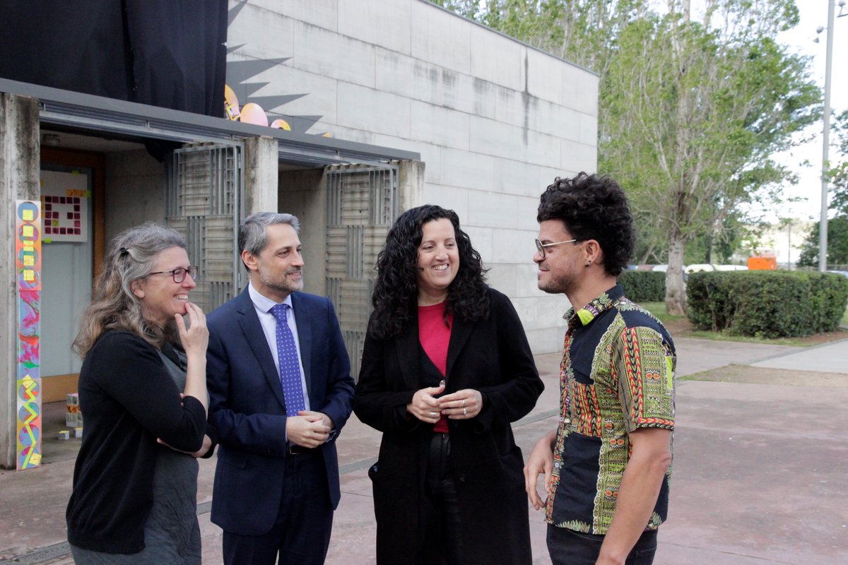 Girona_Cat's tweet image. 🎨 L&apos;escultura de l&apos;artista @EdgarMassegu adorna la  façana del Centre Cívic Pont Major i de la Biblioteca Just M. Casero des d&apos;avui! 

L&apos;obra ha estat elaborada amb materials reciclats i amb la participació dels centres educatius de Pont Major
  
👉 web.girona.cat/noticies?id=12…