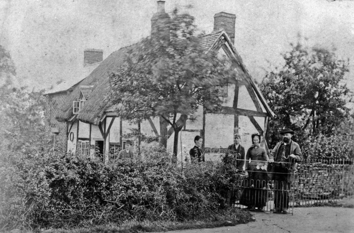 Pictured: John Brown's Cottage, Potters Green, #Coventry. Our #RecordOfTheDay is from the @CoventryAtlas #Humap See more coventryatlas.org/map/records/po… #History #EnglishHistory #WestMidlands #BritishHistory #MicroHistory #CoventryHistory #CulturalHeritage #Heritage