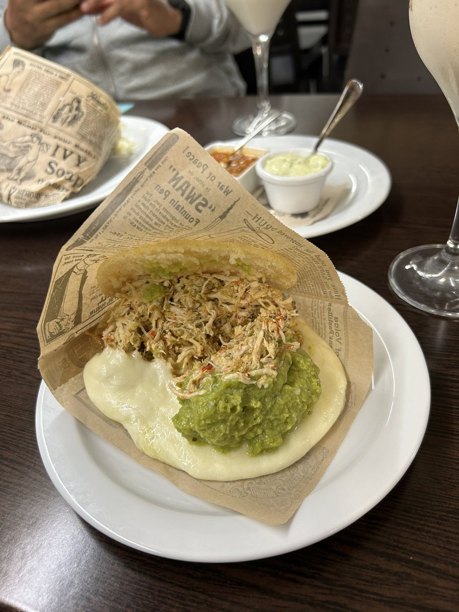 Conquistando29's tweet photo. Abro hilo “¿ de dónde son las arepas ?” Colombia 🇨🇴 o 🇻🇪 Venezuela https://t.co/Gh5jssTIvi