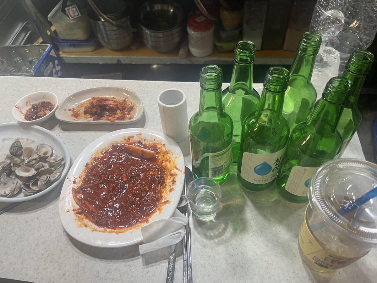 오늘은 시장에서~~
소주 3천원. 모든 안주 개당 만언~~
착해~• 수유시장~~
그리고 맛도 있어~~
둘이 소주 7병 흡입함..
15년 만에 나이트  가는중...ㅋㅋ

강북구에 경제발전을 위해 노력예정 ㅋㅋ