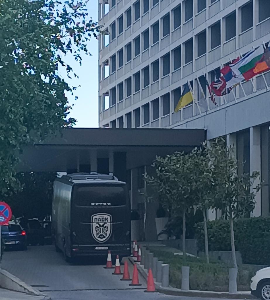 aspromavrogati's tweet photo. Βγήκε ο Σαματα στο μπαλκόνι και μου έδειξε το 1...το πιάσατε το υπονοούμενο ε; #PAOKday https://t.co/INTgvBjI2W