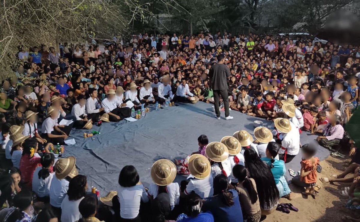 KYITHAR95368969's tweet photo. Ayadaw People's Strike Committee, Student Union and local residents from #Ayadaw Twp, #Sagaing Region, staged with Thingyan Than Chat and joined #RevolutionaryThingyan .

#BanJetFuelExportsToMM    
#2024Apr18Coup     #WhatsHappeningInMyanmar https://t.co/F8Y4wC1KgK