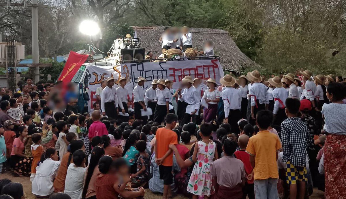 KYITHAR95368969's tweet photo. Ayadaw People's Strike Committee, Student Union and local residents from #Ayadaw Twp, #Sagaing Region, staged with Thingyan Than Chat and joined #RevolutionaryThingyan .

#BanJetFuelExportsToMM    
#2024Apr18Coup     #WhatsHappeningInMyanmar https://t.co/F8Y4wC1KgK
