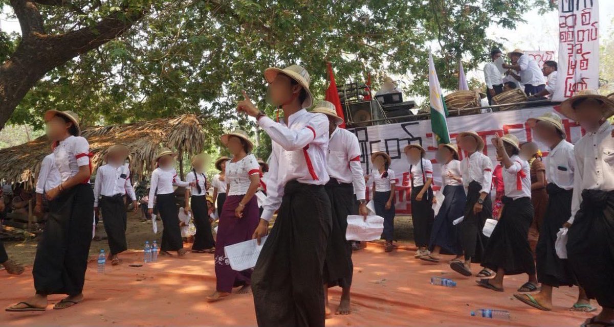 KYITHAR95368969's tweet photo. Ayadaw People's Strike Committee, Student Union and local residents from #Ayadaw Twp, #Sagaing Region, staged with Thingyan Than Chat and joined #RevolutionaryThingyan .

#BanJetFuelExportsToMM    
#2024Apr18Coup     #WhatsHappeningInMyanmar https://t.co/F8Y4wC1KgK