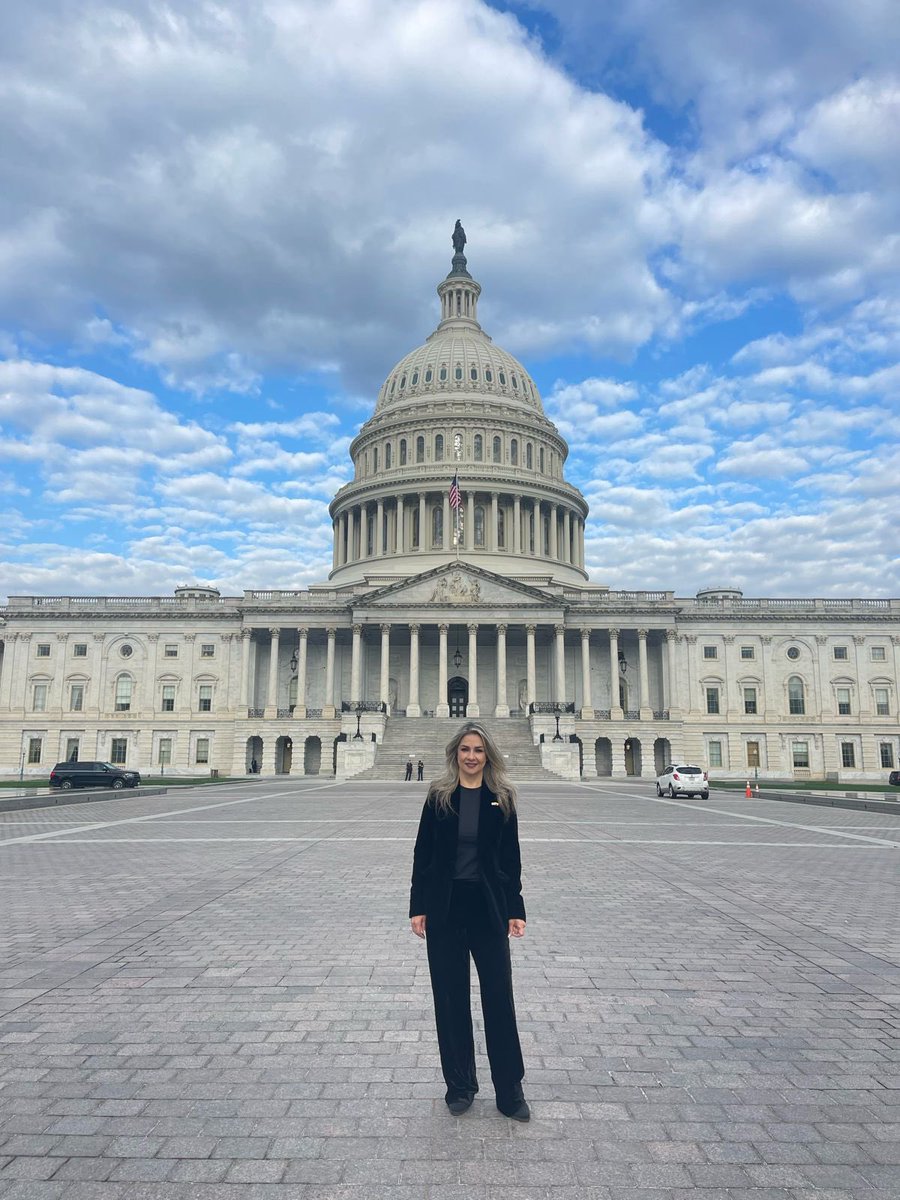 Hoy en el Congreso de Estados Unidos le harán un gran homenaje y reconocimiento a nuestra directora @VickyDavilaH , por su trayectoria periodística, su defensa a la democracia y a la libre prensa. La libre prensa es uno de los pilares de la democracia. ¡Más que merecido!…