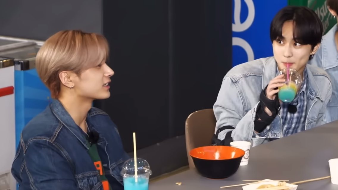 catrockztar's tweet image. talks a lot                                listening
                                                  attentively