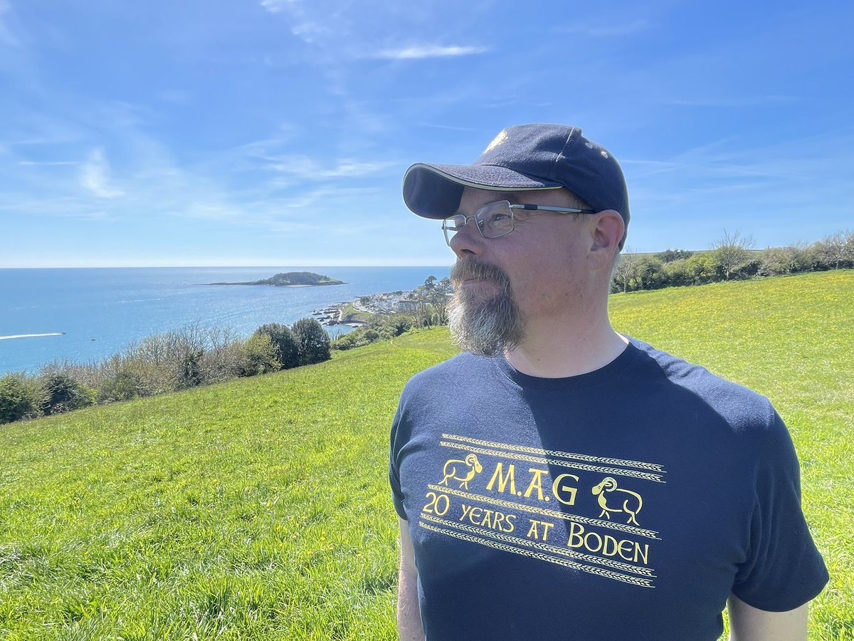 jonathanboakes's tweet photo. Blue in Looe - best day of the year so far, with gorgeous blue sky and sea. Lovely. My T-Shirt is celebrating 20 years of archaeology at Boden archaeology here in Cornwall. #cornwall #archaeology #boden #meneage #looe #ictis https://t.co/qvCr2H9aBM