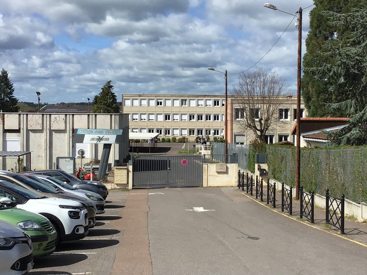 DrneBFC's tweet photo. 🎬 Accompagnement des élèves du CVC et personnels dans la réalisation d'une vidéo de présentation du collège Jean Moulin de #Marcigny @dsden71.
📷 Utiliser le numérique de façon pertinente dans le cadre de projets d'établissement #LiaisonEcoleCollège https://t.co/xOt5zFoz7h