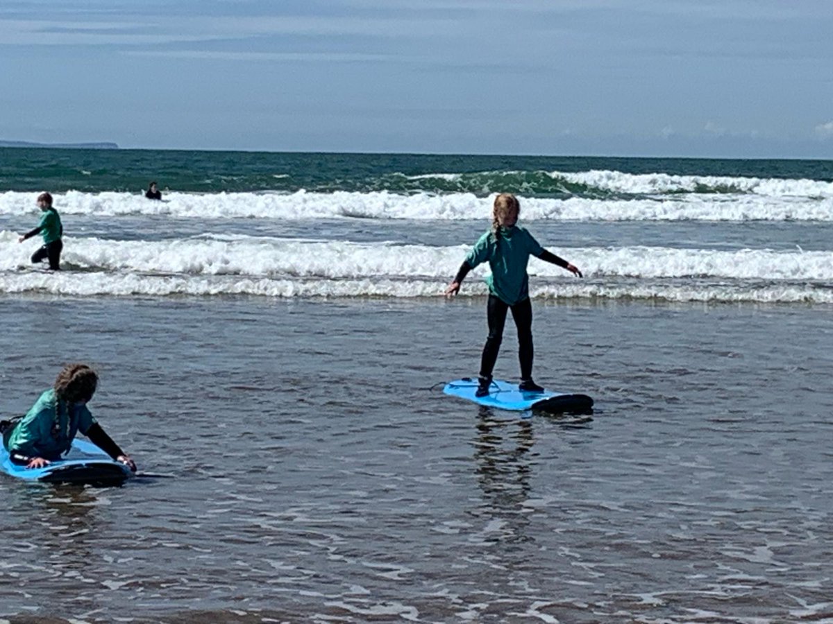 ShawleyPrimary's tweet photo. Getting ready for surfing and having fun on the beach! 🏄‍♀️ ⛱️#SCPDevon24 #WeAreLEO https://t.co/tEN5dR1HfC