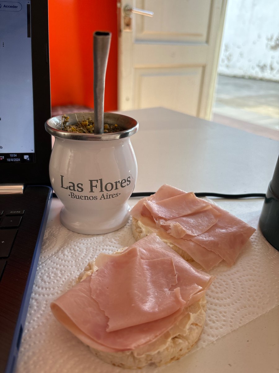FlorrrrPaez's tweet photo. @nadiedicenada_ #NadieDiceNada buen día linduras, desayunando en el laburo, pongan un temita de no te va gustar que ayer la rompió en Vélez 💕 https://t.co/f1fUnmsR15