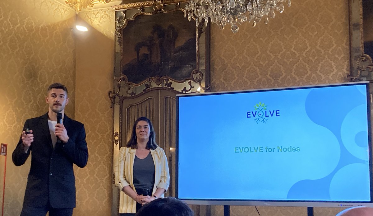 The #EuroBioImaging Hub team presents the EVOLVE project at the All Hands Nodes meeting. Lots of opportunities for Nodes to benefit from training, job shadowing, image data services, outreach, industry partnerships &amp; more. Exciting times ahead! 
More⤵️
eurobioimaging.eu/news/the-evolv…