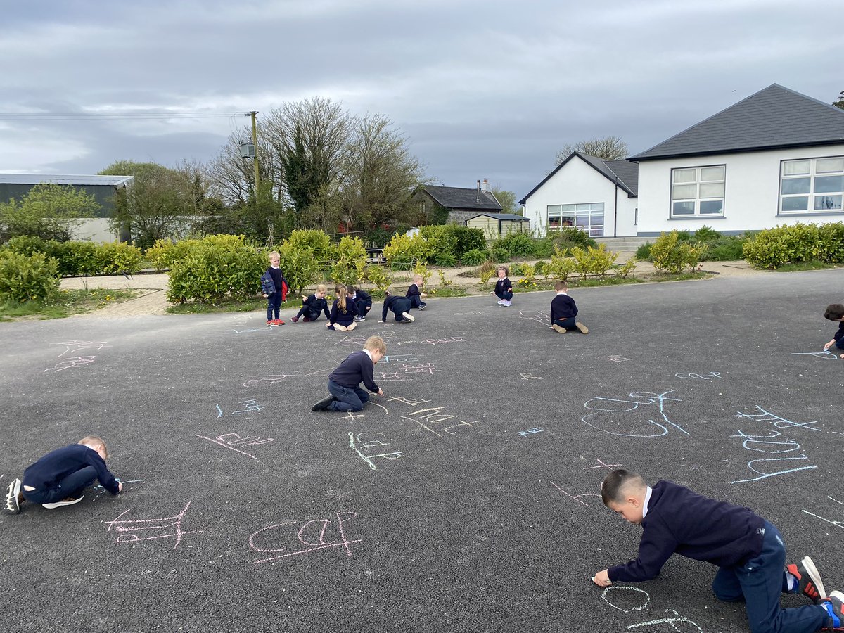 BallinderreenNS's tweet photo. Today the Junior Infants took our Literacy lesson outside and had lots of fun writing CVC words with chalk ✍️✏️🔤 https://t.co/jSKBI5dUoh