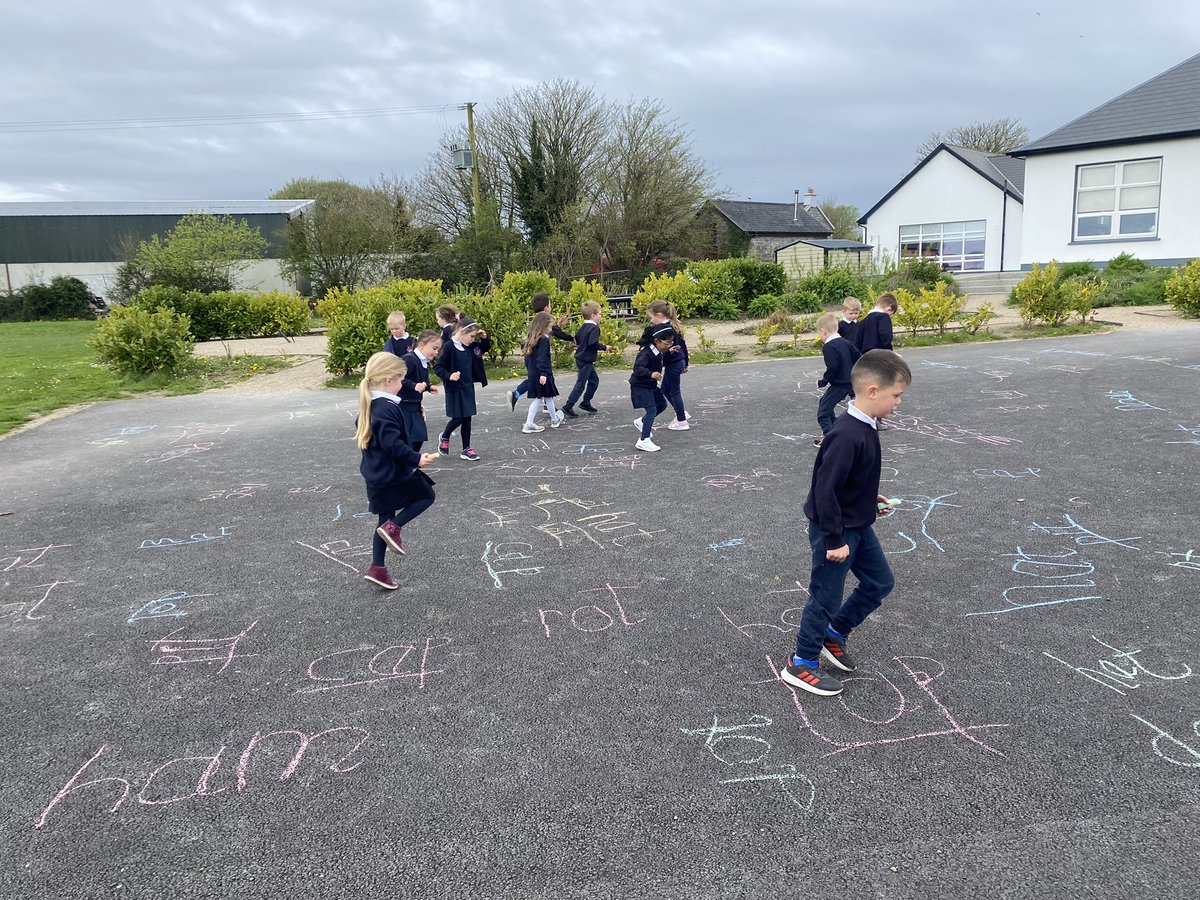 BallinderreenNS's tweet photo. Today the Junior Infants took our Literacy lesson outside and had lots of fun writing CVC words with chalk ✍️✏️🔤 https://t.co/jSKBI5dUoh
