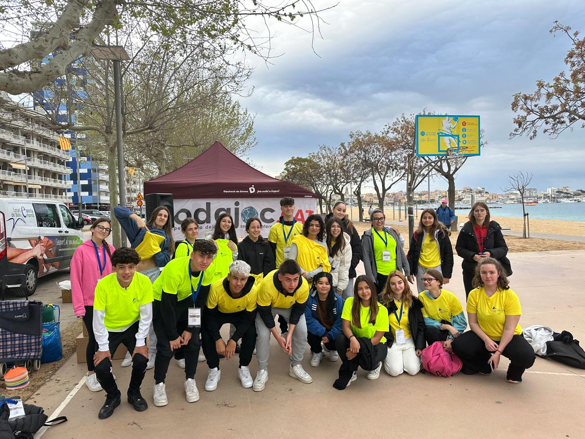 inspalamos's tweet photo. Avui, l'alumnat de 1r d'Atenció a la dependència ha col·laborat en la 6a edició del RODAJOC DE PALAMÓS, CALONGE i SANT ANTONI, i VALL-LLOBREGA com a monitors dels infants de 4t de Primària. 
#inspalamos #fp #fpbaixemporda #rodajoc https://t.co/2LlaUw6dzC