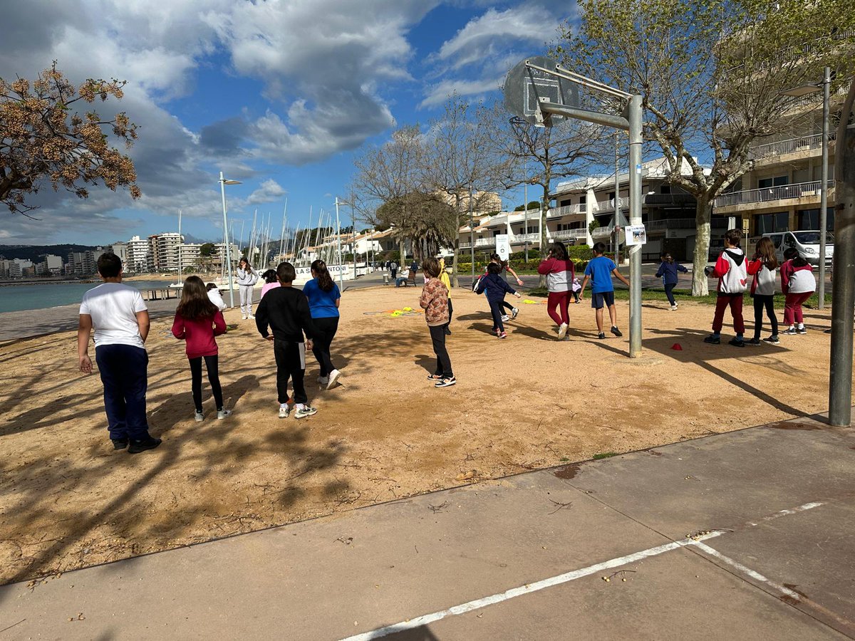 inspalamos's tweet photo. Avui, l'alumnat de 1r d'Atenció a la dependència ha col·laborat en la 6a edició del RODAJOC DE PALAMÓS, CALONGE i SANT ANTONI, i VALL-LLOBREGA com a monitors dels infants de 4t de Primària. 
#inspalamos #fp #fpbaixemporda #rodajoc https://t.co/2LlaUw6dzC