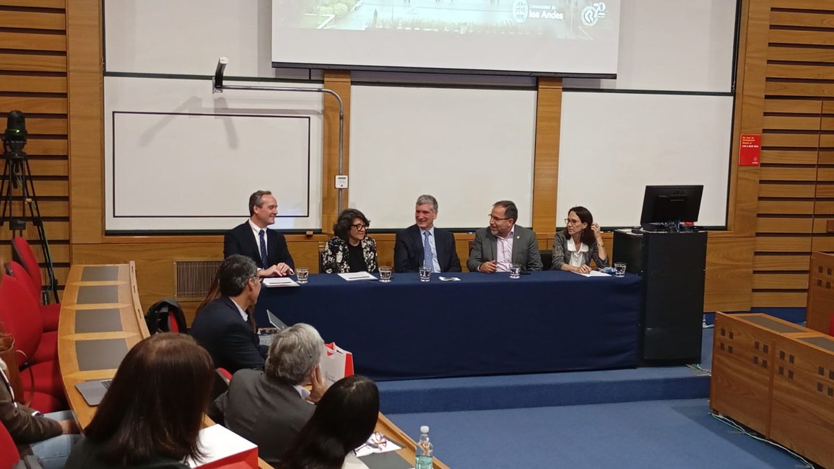 Estamos en la primera Plenaria 2024 de la Comisión de Vicerrectoras y Vicerrectores académicos del @CRUCH_cl 📍Universidad de los Andes