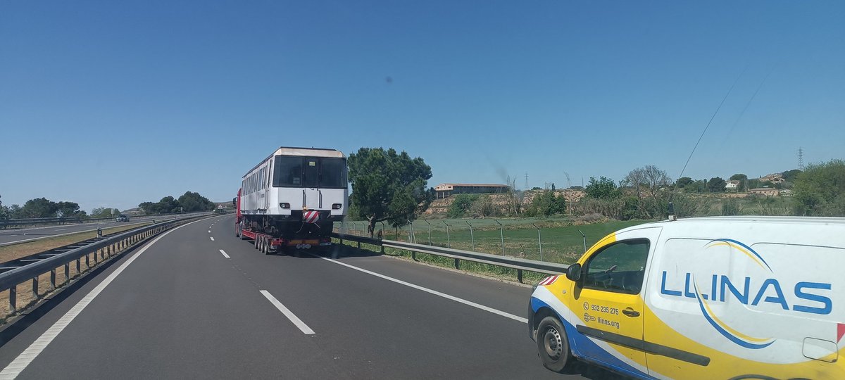 On va?
A desballestar? Al Museu? A reparar?
Vist a la vora de Lleida.
@TMB_Barcelona #metro #mobilitat #ECCAT #EnginyeriaCiviI