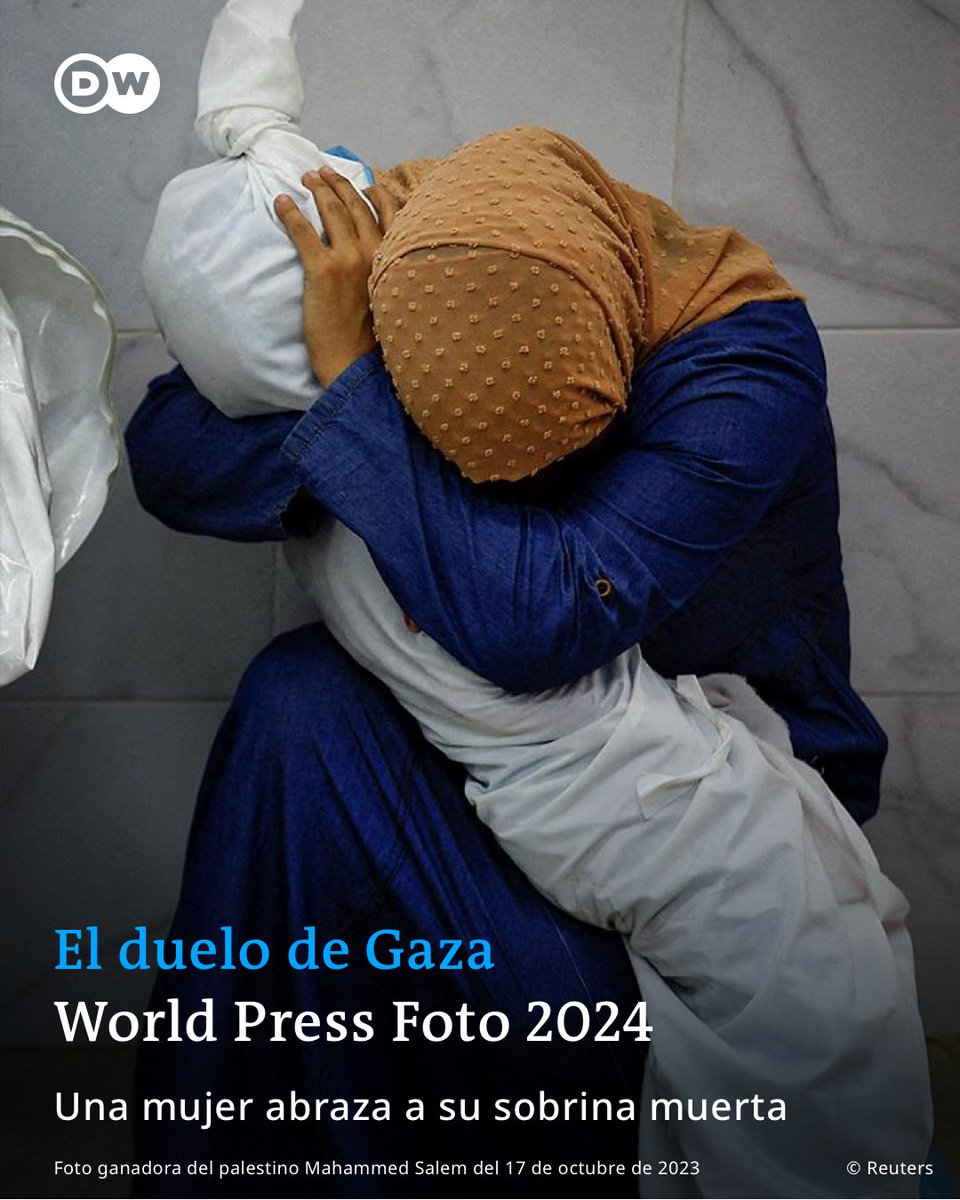 Esta es la foto ganadora del World Press Foto 2024   La imagen de una mujer (Inas Abu Maamar) con el cuerpo de su sobrina Saly de cinco años tras un bombardeo israelí en su vivienda de Jan Yunis, donde murieron la madre y la hermana.   Como no se ven sus rostros, para el jurado