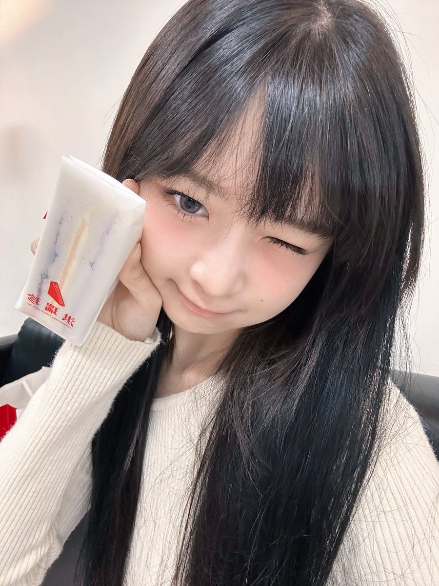 ໒꒰ྀི  o’ doll! the dolliest sweetheart, peachy-stretchy cheemkies ‘nd luscious sando. brushin’ bangs adorably, roundsy orbs resemble caramel-glaze! ✧ ✧ sho effortlessly attractive 🏹🧺  who wants the yum sandwich pwease get in line! :b