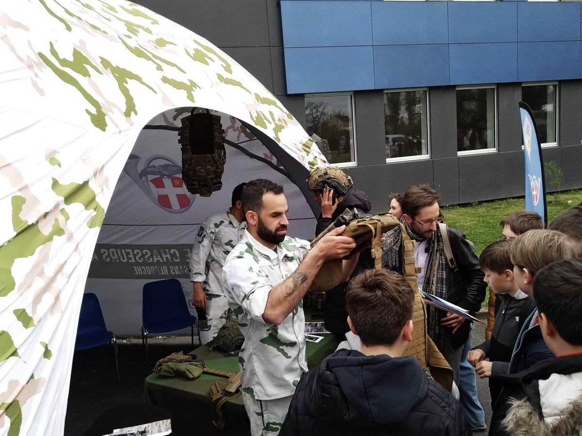 13eBCA's tweet photo. Du 8 au 12 avril, la cellule d'appui au recrutement du Bataillon était en tournée dans les Hauts-de-France et a représenté les chasseurs alpins du 13. Muni d'un VHM, ils se sont déplacés dans les #cirfa de Compiègne, Dunkerque, Valenciennes, Laon, Reims et Lille.
#Engagement https://t.co/g25019Fc9Z