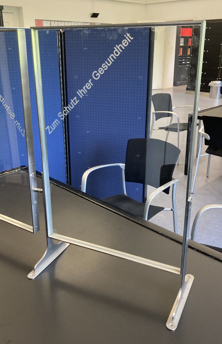 dablitz_f's tweet photo. Im Anwaltszimmer des LG Frankfurt am Main wird Schutz der Gesundheit auch in 2024 noch großgeschrieben. Damit der #Rechtsstaat gut funktioniert 😊🐣 #wirksam und #sicher https://t.co/oeFPCNhDOE