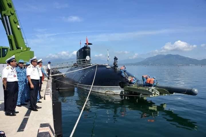 justiceser11's tweet photo. เวียดนามมีเรือดำน้ำ 6 ลำ #พิธา รู้ป่ะเนี่ย
1.Hà Nội (HQ-182)ฮานอย
https://t.co/oFezFwJ3Q5ành phố Hồ Chí Minh (HQ-183)โฮจิมินห์ซิตี้
3.Hải Phòng (HQ-184)ไฮฟอง
https://t.co/7jdICLl58Fánh Hoà (HQ-185)คั้ญฮหว่า
5.Đà Nẵng (HQ-186)ดานัง
6.Bà Rịa-Vũng Tàu (HQ-187)บ่าเสียะ-หวุงเต่า https://t.co/8UhUZUnXaf