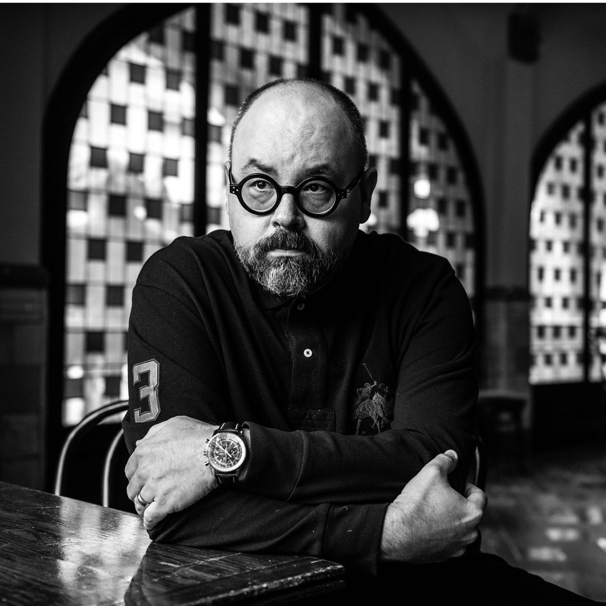 edit_planeta's tweet photo. «Cada libro, cada tomo que ves, tiene alma. El alma de quien lo escribió, y el alma de quienes lo leyeron y vivieron y soñaron con él». 

Carlos Ruiz Zafón

¡Feliz #DíadelLibro! 🌹📖

#BuenosDías https://t.co/E235PLno3l
