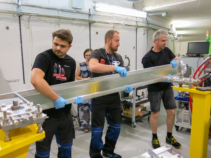 Today's 'Connections 2.0' image is from our friends at @SOLARIS_science, Poland's synchrotron in Krakow. It was taken in 2018 when the team there were installing a chamber for the undulator. And look how far you have come SOLARIS🎉#WorldChangingScience #Happy20Lightsources