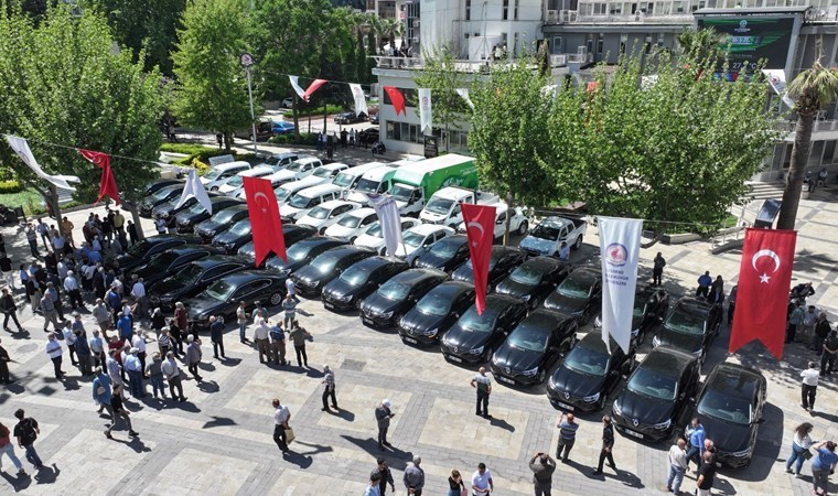 CHP’li başkan ihtiyaç fazlası araçları sergiledi: ‘Artık şatafata son!’ cumhuriyet.com.tr/turkiye/chpli-…