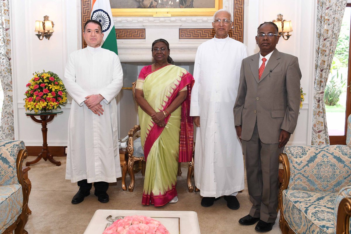 SACMangaluru's tweet photo. The Vice Chancellor Rev Dr Praveen Martis SJ was privileged to meet the Hon'ble President of India Smt. Droupadi Murmu @rashtrapatibhvn  in New Delhi today. https://t.co/VjZGCuZ2To