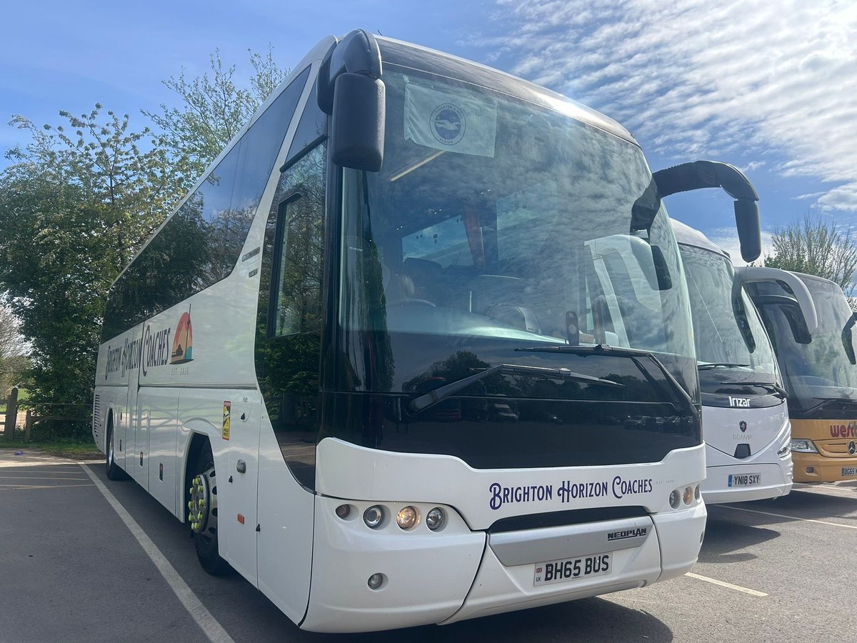 Beautiful day at Hampton Court Palace with our Tourliner basking in the sun here with a school group #brightonhorizoncoaches #bus #coach #hamptoncourtpalace #coachtrip