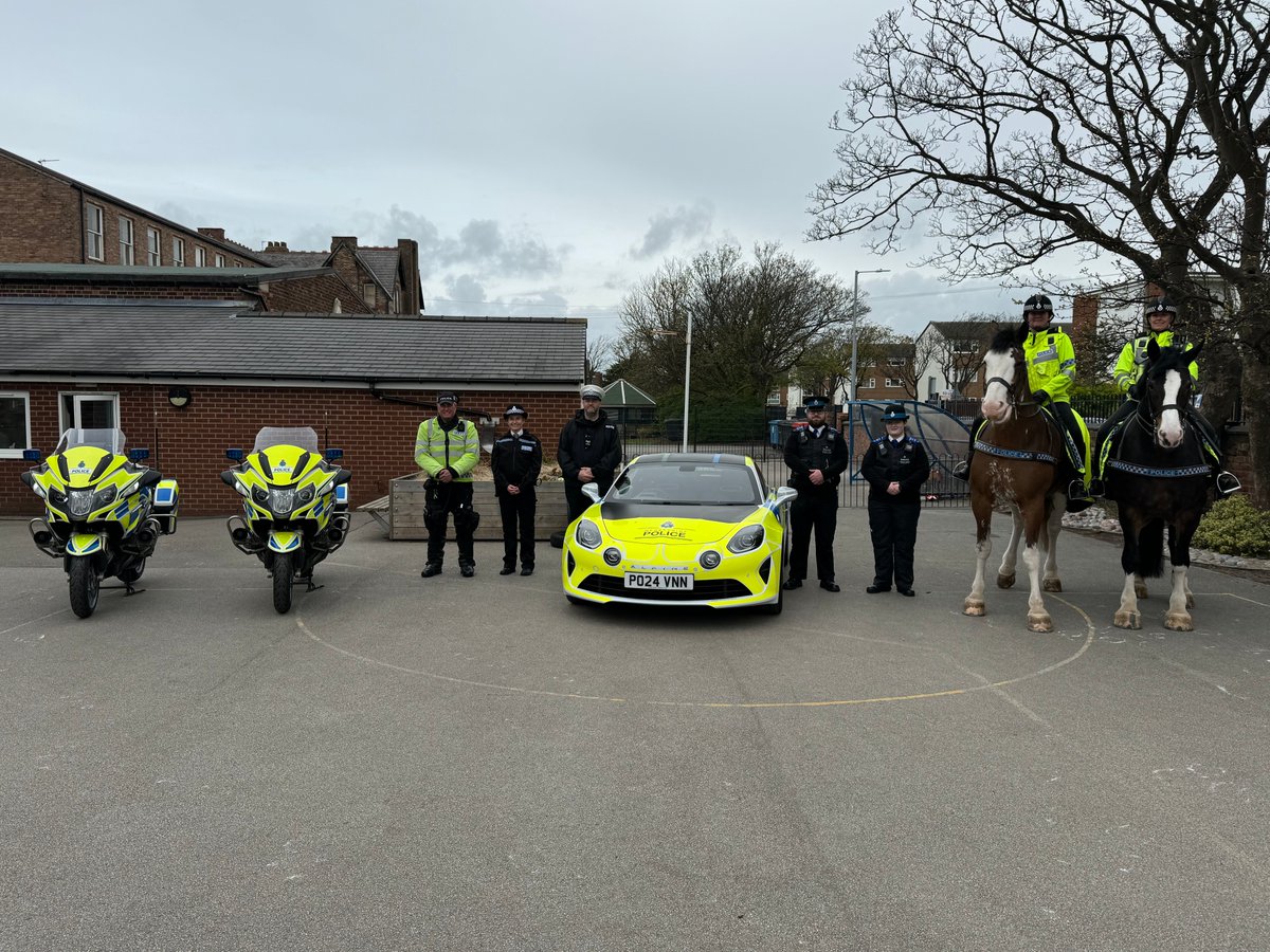 Lots of excited kids this morning as we paid a visit to @ursulineprimary for their blue light day, along with @MerPolMounted @MerpolSthSefton & @MerPolCEU Great to see all the smiling faces and can’t believe they asked us about donuts! 🤣 🍩 💙