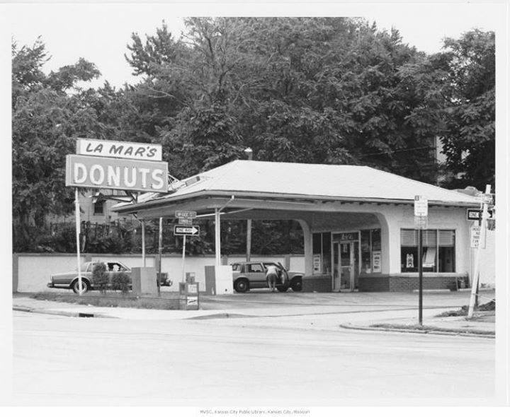 Take a trip down memory lane w/ us!🕰️Remembering our roots at the original #LaMarsDonuts shop on E Linwood Blvd and Mcgee St. in Kansas City. Our timeless recipes remain unchanged and unmatched. Swing by any of our locations 2day and taste the legacy! #TBT #SimplyABetterDonut🍩✨