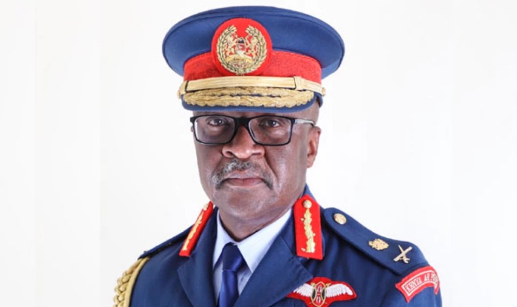 #BREAKING #DEVELOPING 

Confirmed Kenyan Army Chief of Defence Forces Gen Francis Ogolla was on board army helicopter that crushed in West Pokot. 

Unclear whether he survived the crash. 

Some reports suggest he is badly injured, airlifted to Nairobi. Others say he is dead.