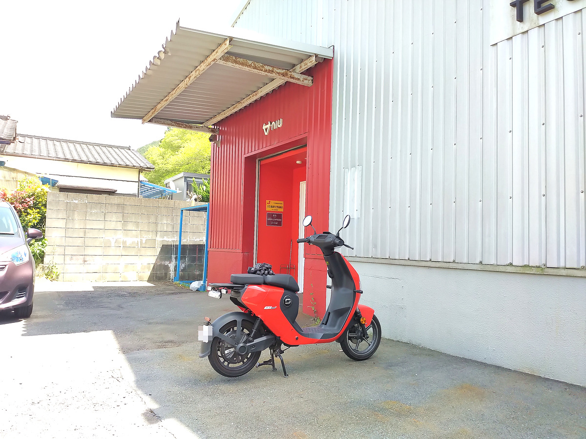 autoshushu's tweet photo. 整備待ち時間に試乗出来るとの事だったのでお言葉に甘えCUmini+に乗せて頂きました。
パワーないよ~と脅され(?)ドキドキしながら乗りましたが…
いやすっごく滑らか。加減速がすーって感じ。
坂は確かに速度落ちますけど山じゃなければ平気かな。
#XEAM #SuperSOCO #CUmini
#原付一種 #電動バイク https://t.co/dVNhLZsKBJ